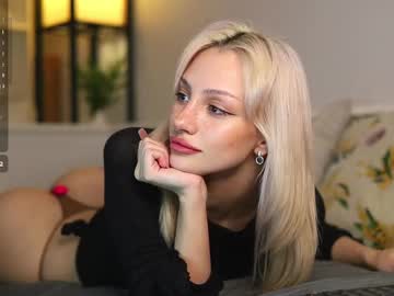 See Babeholly online Now @ wank.ch