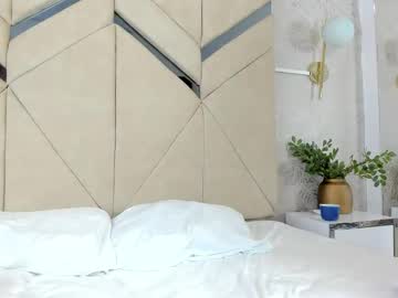 See Leahmoon_1 online Now @ wank.ch