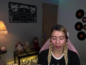 See Saucy_jenn1 online Now @ wank.ch